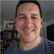 Profesor de lengua y literatura imparte clases de apoyo a chicos de nivel secundario